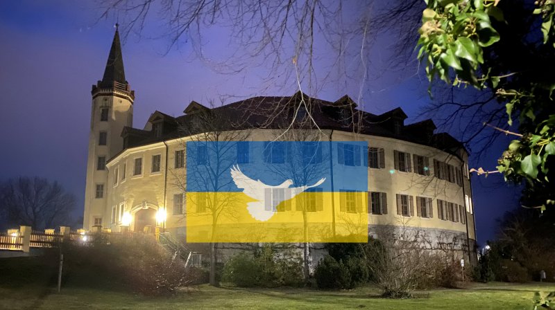 Schloss bei Nacht angestrahlt mit der Flagge der Ukraine 1